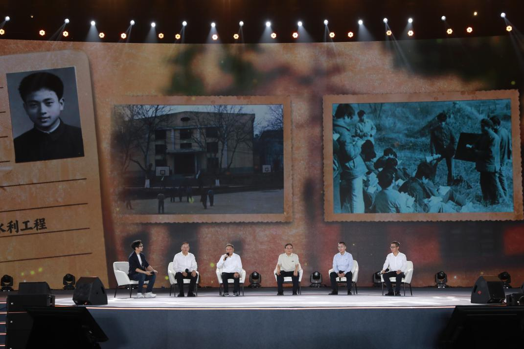 江苏省广播电视台主持人李好（左）与5位河海大学校友对谈，共忆校园生活。主办方供图