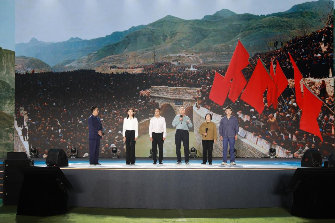 多名红旗渠修渠人及其后代现场讲述（从右往左分别为：红旗渠景区演员、除险队长任羊成外孙任斌强；红旗渠支渠配套建设模范、铁姑娘队队长郭秋英； 红旗渠建设特等模范、烈士张运仁之子张买江；红旗渠灌区服务中心合涧渠管所所长、烈士张运仁之孙张学义；红旗渠干部学院教师、林县原县长李贵曾孙女李媛）。主办方供图