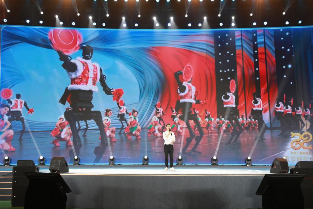 宇树科技创始人、首席执行官兼首席技术官王兴兴现场讲述。主办方供图