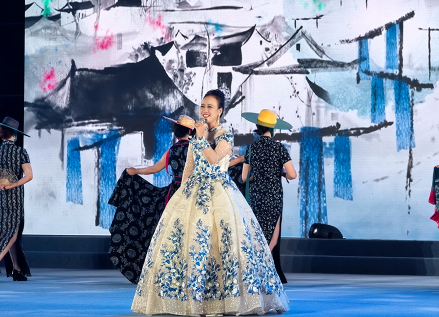 “村晚”活动现场。人民网记者 王继亮摄