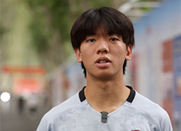 青春是守门员手套上沾满的草屑，是赛场上每一次扑救时唤醒的肌肉记忆，是胸前“盐城”二字赋予的责任重量。