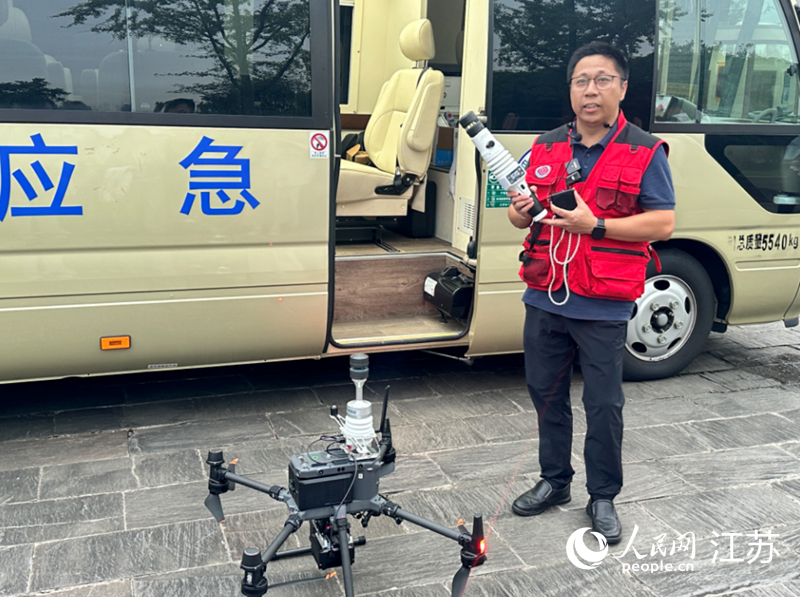 工作人员展示气象移动应急车、单兵手持观测仪、气象无人机探测设备。人民网 王纯摄