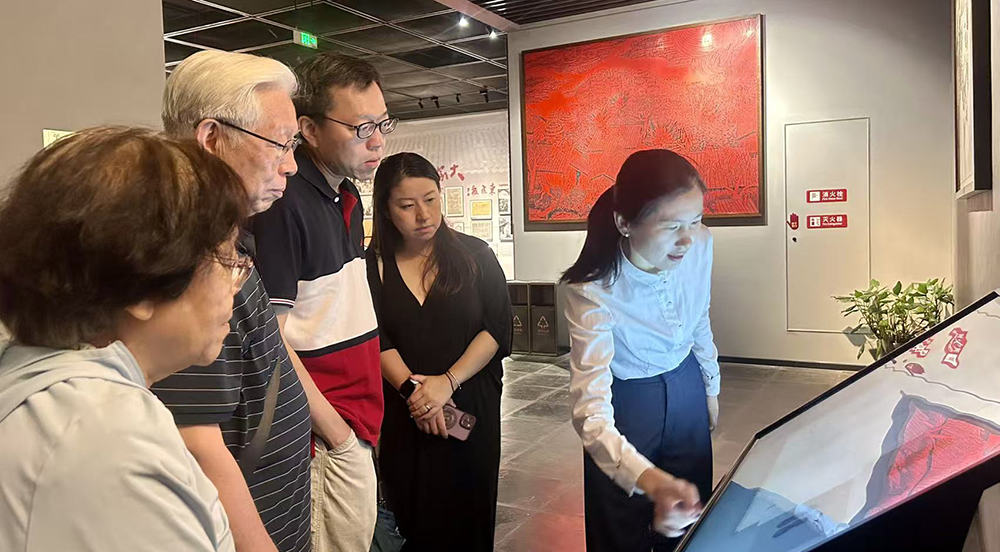 游客在沙家浜革命历史纪念馆参观。人民网 王丹丹摄