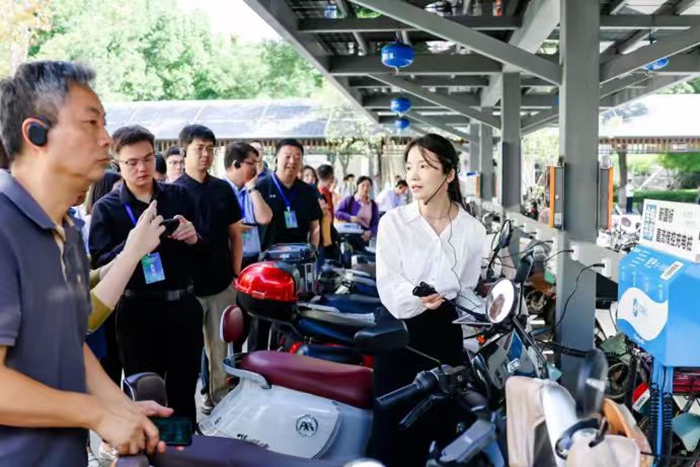 与会代表参观苏州“全电共享”便民充电车棚。朱清华摄