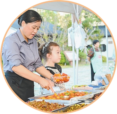 江苏宿迁市苏宿工业园区，市民在一家饭店门前的便民餐食摊位上选购菜肴。陈 红摄