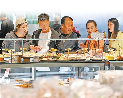 顾客在宁夏吴忠市一家早茶店选购小吃和菜品。  　　新华社记者 冯开华摄顾客在宁夏吴忠市一家早茶店选购小吃和菜品。新华社记者 冯开华摄