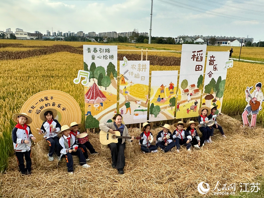 学生们演唱丰收之歌。人民网记者 周梦娇摄