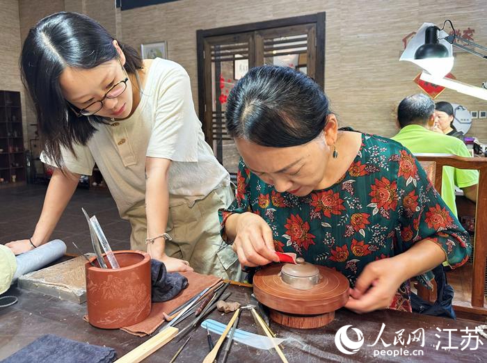 周菊英向年轻人传授紫砂技艺。人民网记者 周梦娇摄