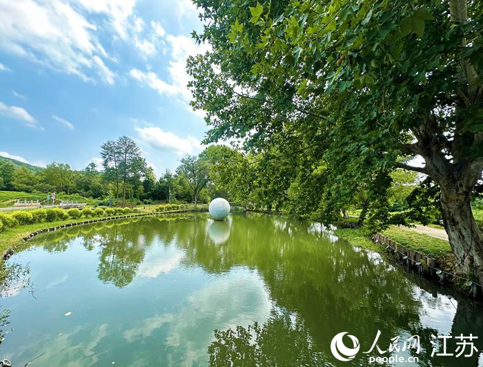 横山村修整后的河道。人民网记者 周梦娇摄