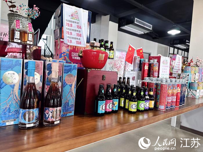 美栖村琳琅满目的玫瑰产品。人民网记者 周梦娇摄