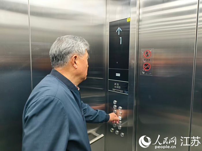 江南名府小区居民王树立在使用电梯。人民网记者 马晓波