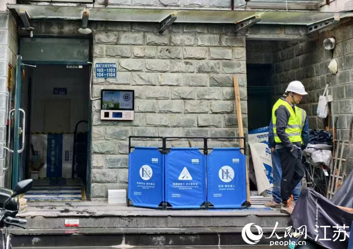 江南名府19栋电梯更新也进入了施工阶段。人民网记者 马晓波摄