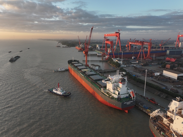 82000载重吨新型散货船离泊。镇江海事局供图