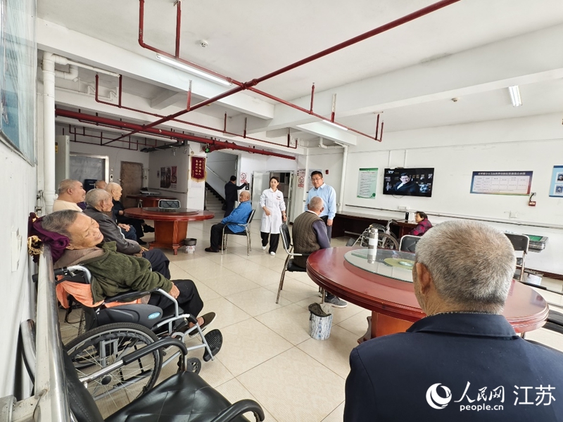 在卫生院养老院区大厅休憩的老人。人民网记者 马晓波摄