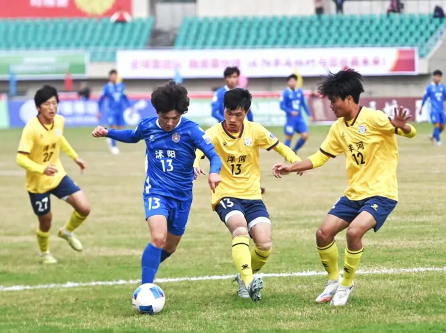 球员在赛场上奋力拼搏。沭阳摄协供图