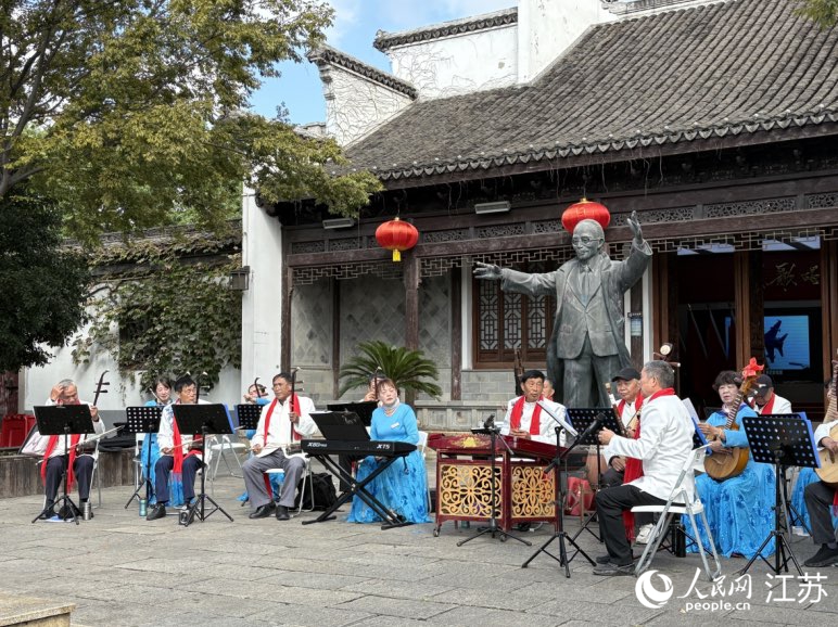 荡口古镇民族音乐团在王莘雕像前演出。人民网 刘益佳摄