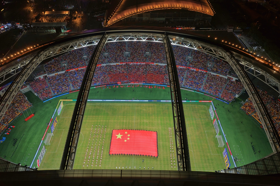 10月7日，“苏超”淘汰赛1/4决赛南通队主场对阵淮安队，南通体育会展中心顶盖打开。许丛军摄