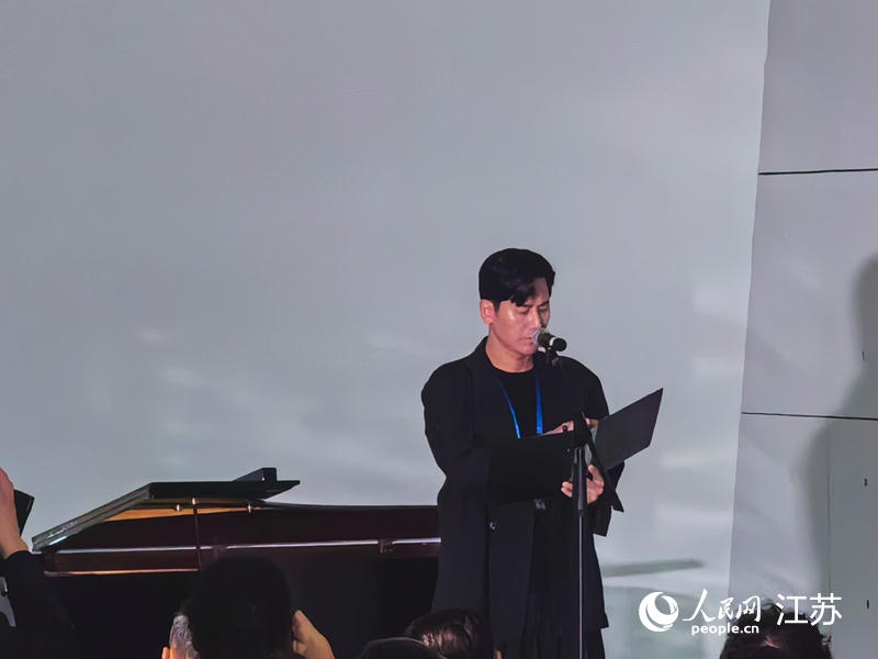 艺术家代表深情朗读了《拉贝日记》片段。人民网 崔小倩摄