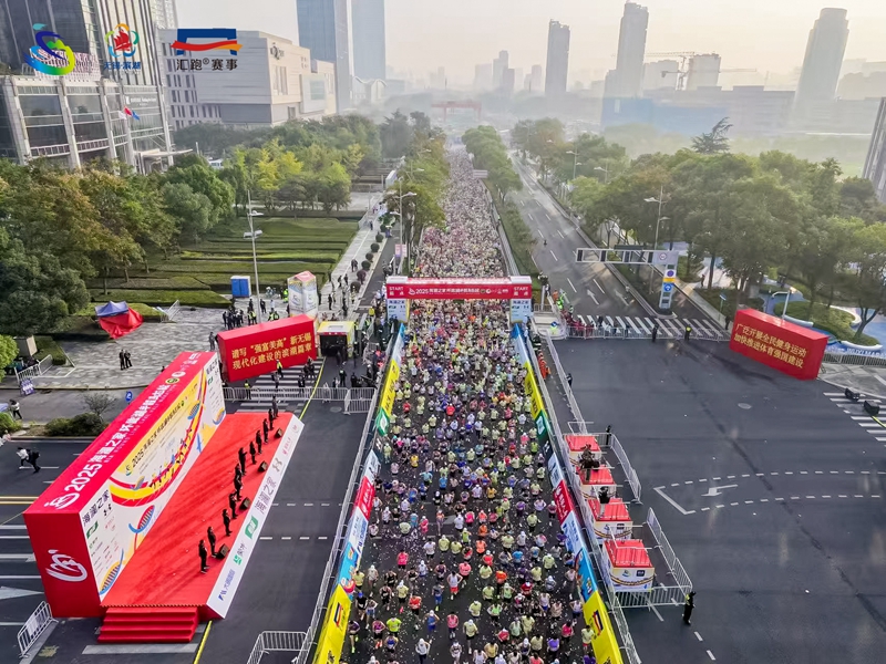 2025环蠡湖半程马拉松在无锡滨湖开跑。滨湖区委宣传部供图