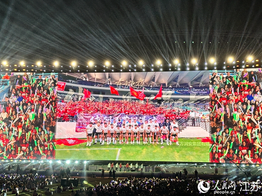 常州队球员登台与观众互动。人民网 王纯摄