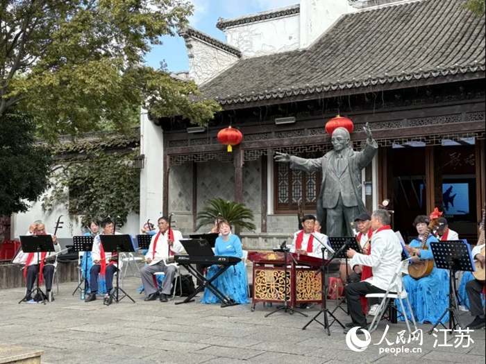 荡口古镇民族音乐团在王莘雕像前演出。人民网 刘益佳摄