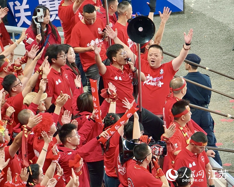 南通球迷现场呐喊助威。人民网 徐晨曦摄