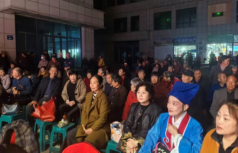 群众现场看戏。溧水经济开发区供图