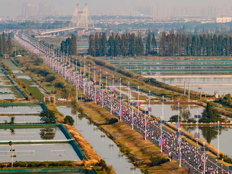 選手穿過螃蟹養殖區。高淳區委宣傳部供圖