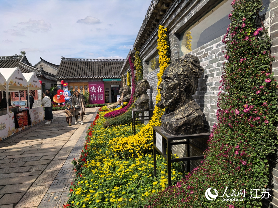游客漫步花卉市集。人民网记者 王继亮摄
