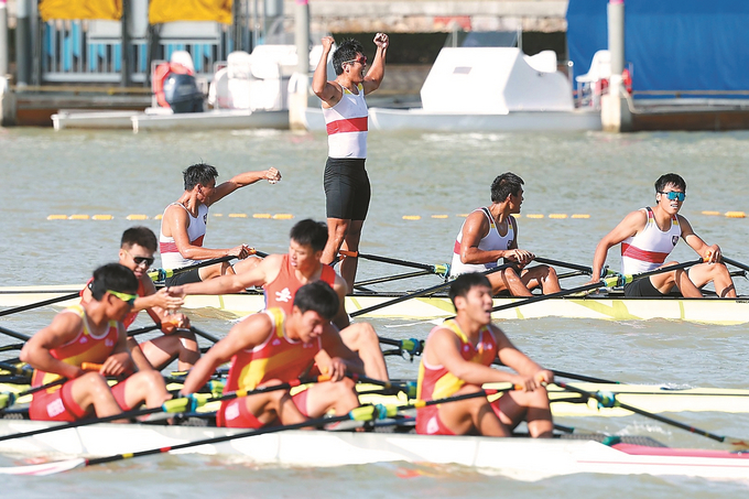 上图为11月10日，江苏队在第十五届全国运动会男子四人双桨决赛中夺得冠军。万程鹏 摄