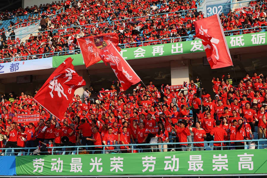 球迷呐喊助威。常州市总工会供图