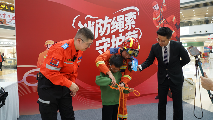现场进行安全绳教学。旺庄街道供图