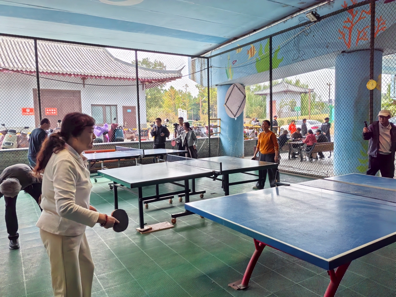 扬州市民在桥下公园打乒乓球。潇煌摄