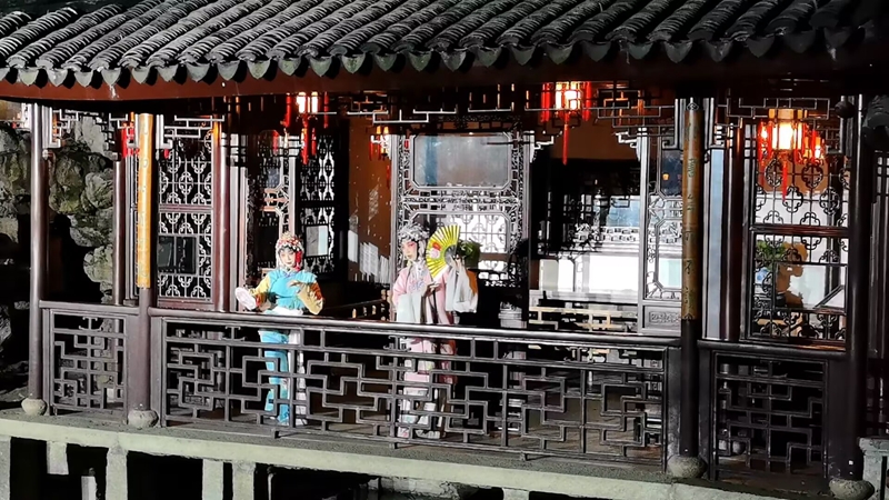 苏州网师园夜游演员表演《牡丹亭》选段。潇煌摄