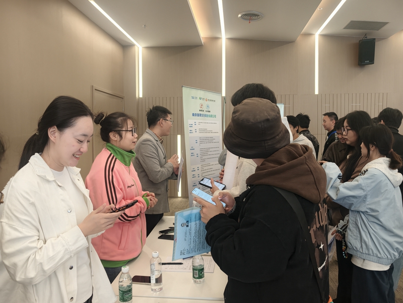 招聘会现场。顶山街道供图