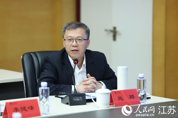 江苏银行普惠金融部总经理施骋发言。人民网 李昱辰摄