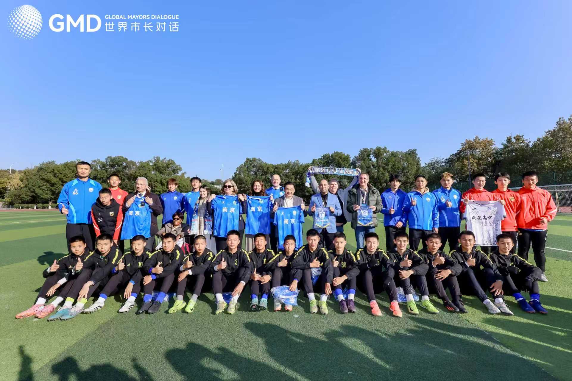 嘉宾在雨花台中学与“苏超”南京队球员互动。主办方供图