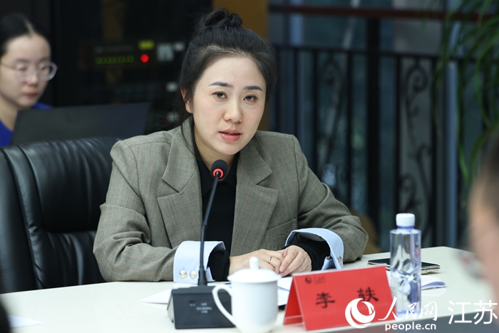 南京水务集团财务管理部副部长李轶发言。人民网 李昱辰摄