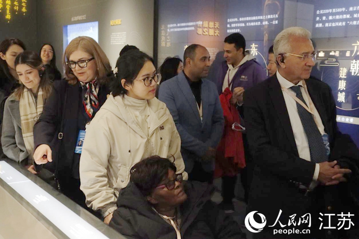 市长代表团参观城墙博物馆。人民网 刘益佳摄