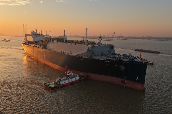 “鑫福124”轮出江试航作业。江苏海事局供图