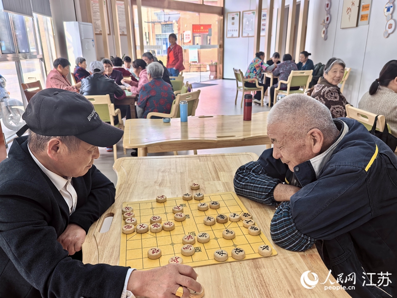 西旺社区乡村互助养老睦邻点内，老年人在休闲娱乐。人民网记者 王丹丹摄