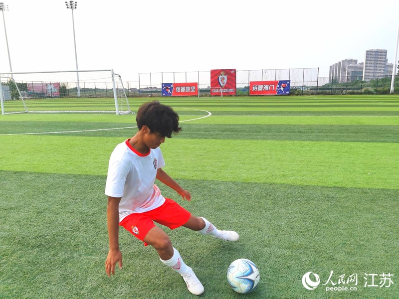 正在训练中的王鑫鹏。人民网记者 王继亮摄