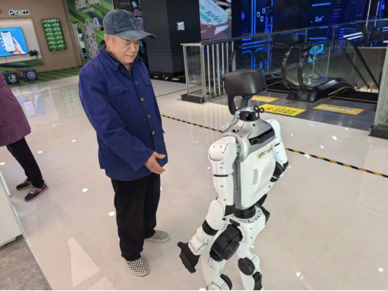 江苏移动无锡第一旗舰服务厅“AI服务官”与市民互动。无锡移动供图