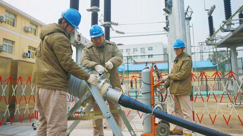 团队在测试设备。南京远能电力工程有限公司送变电分公司供图