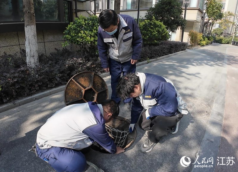 扬州奥园观湖誉园物业人员排查小区污水管道。人民网 李静晔摄