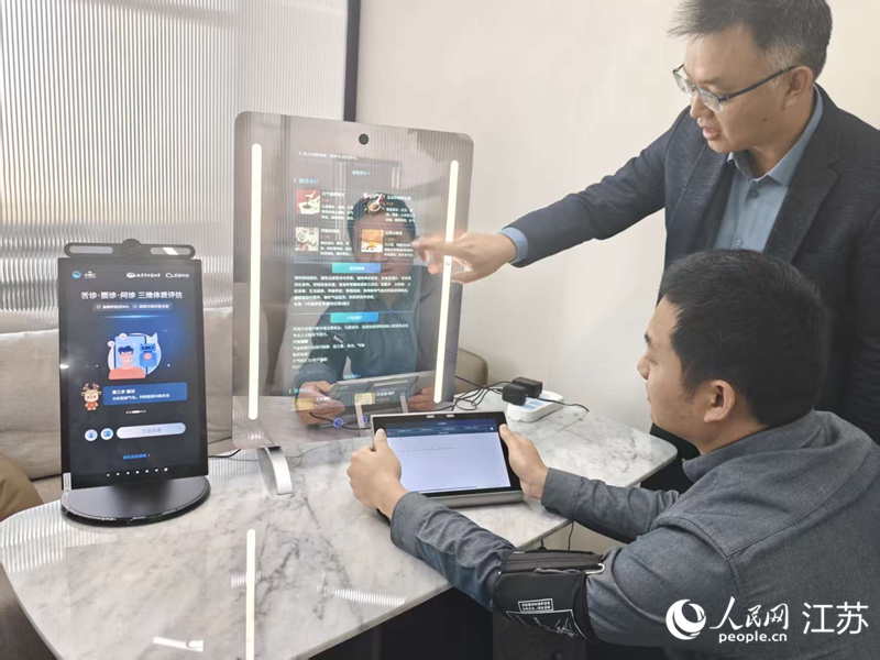 一位年轻白领正在体验中医智诊仪。 人民网 李欣阳摄