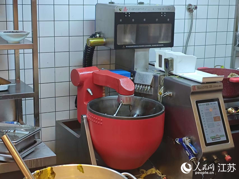 南京阿里中心“未来厨房”里的智能炒菜机。人民网 李欣阳摄