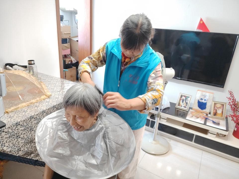 助浴师为行动不便的老人上门服务。刘陵岳摄