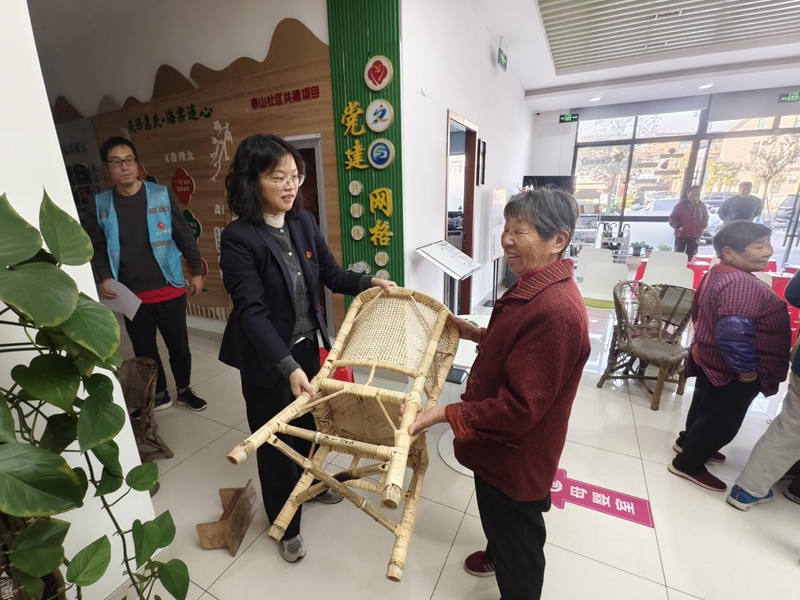 泰山社区“椅”旧换新活动现场。刘陵岳摄