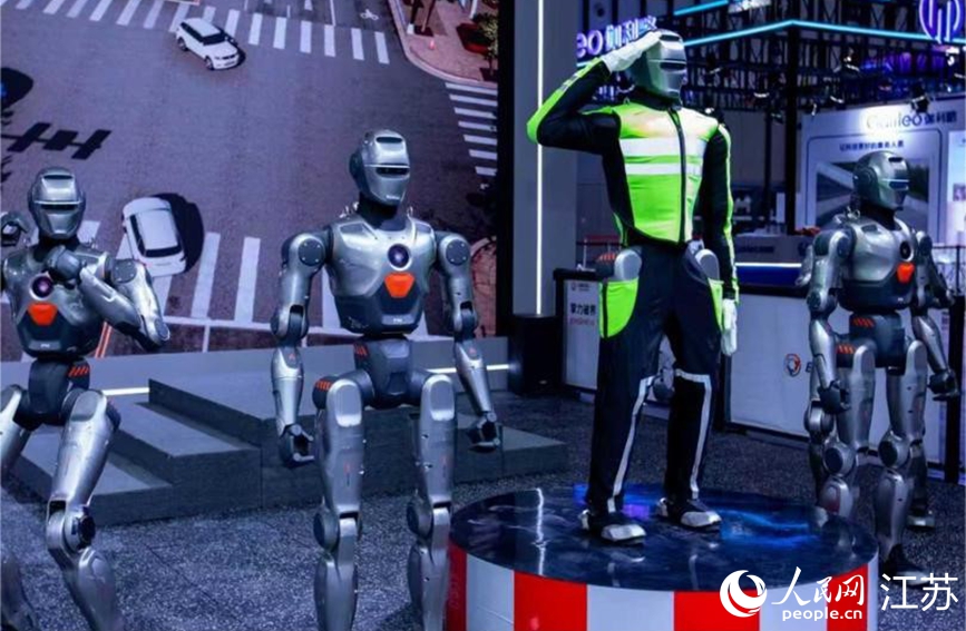 机器人“交警”进行交通手势演示。人民网 李昱辰摄
